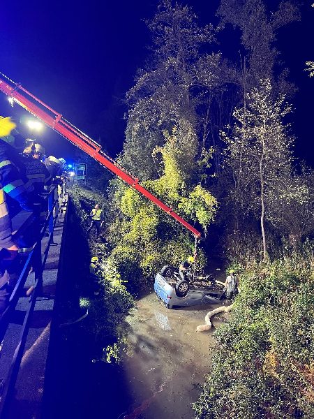 Verkehrsunfall mit eingeklemmter Person – PKW landet im Bach (Bild 2)